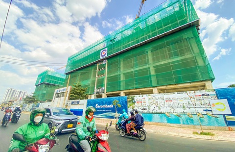 Nhà nước cần thiết hỗ trợ giảm thuế, phí trong ngành kinh doanh bất động sản nhằm tạo đà phát triển trong năm 2024. Trong ảnh: dự án chung cư đang được xây dựng ở quận 8, TP.HCM - Ảnh: QUANG ĐỊNH Nhà nước cần thiết hỗ trợ giảm thuế, phí trong ngành kinh doanh bất động sản nhằm tạo đà phát triển trong năm 2024. Trong ảnh: dự án chung cư đang được xây dựng ở quận 8, TP.HCM - Ảnh: QUANG ĐỊNH