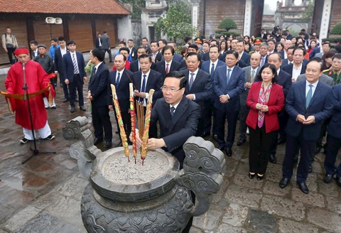 Chủ tịch nước dâng hương ở di tích Cổ Loa, trò chuyện với học sinh Đông Anh- Ảnh 1. Chủ tịch nước Võ Văn Thưởng dâng hương tại Khu di tích quốc gia đặc biệt Cổ Loa - Ảnh: THÀNH ỦY HÀ NỘI