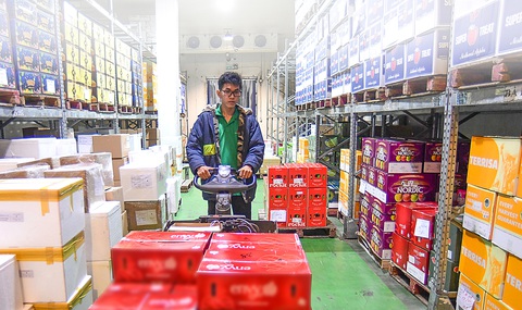 Năm 2024, nhiều doanh nghiệp cần Nhà nước hỗ trợ giảm thuế, phí để phát triển ổn định. Trong ảnh: công nhân sắp xếp hàng hóa tại một trung tâm phân phối thực phẩm tươi sống ở Khu công nghiệp Sóng Thần (Bình Dương) - Ảnh: QUANG ĐỊNH Năm 2024, nhiều doanh nghiệp cần Nhà nước hỗ trợ giảm thuế, phí để phát triển ổn định. Trong ảnh: công nhân sắp xếp hàng hóa tại một trung tâm phân phối thực phẩm tươi sống ở Khu công nghiệp Sóng Thần (Bình Dương) - Ảnh: QUANG ĐỊNH
