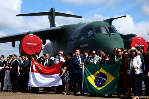 Mãn nhãn với triển lãm hàng không lớn nhất châu Á ở Singapore- Ảnh 9. Phái đoàn Brazil chụp ảnh bên cạnh máy bay Embraer C-390 Millennium (Brazil) tại Triển lãm hàng không Singapore ngày 20-2 - Ảnh: REUTERS