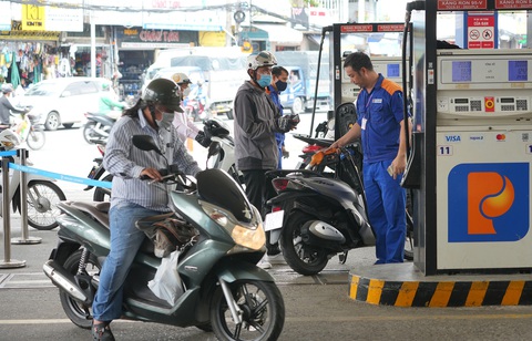 Bộ Tài chính đề xuất tiếp tục giảm 50% thuế bảo vệ môi trường với xăng dầu, mỡ nhờn trong năm 2024. Trong ảnh: người dân đổ xăng tại cửa hàng Petrolimex, quận Tân Bình, TP.HCM - Ảnh: HỮU HẠNH Với việc giảm 50% thuế bảo vệ môi trường với xăng dầu, mỡ nhờn trong năm nay, Bộ Tài chính ước tính số thu ngân sách sẽ giảm khoảng 42.500 tỉ đồng. Trong ảnh: người dân đổ xăng tại cửa hàng Petrolimex, quận Tân Bình, TP.HCM - Ảnh: HỮU HẠNH
