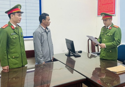 Khởi tố tài xế ô tô chống đối đo nồng độ cồn, bóp mặt, xô đẩy cảnh sát- Ảnh 1. Trần Văn Song tại trụ sở công an - Ảnh: Công an cung cấp