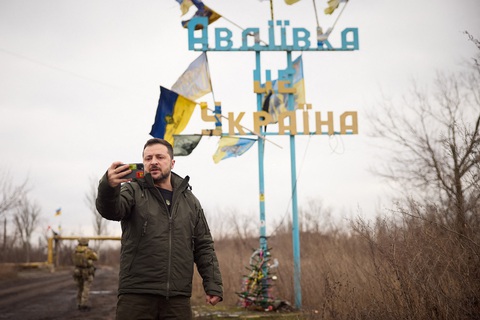 Tổng thống Ukraine Volodymyr Zelensky chụp ảnh selfie trước tấm biển ghi “Avdiivka là Ukraine” tại Avdiivka, vùng Donetsk, ngày 29-12-2023 - Ảnh: AFP Tổng thống Ukraine Volodymyr Zelensky chụp ảnh selfie trước tấm biển ghi “Avdiivka là Ukraine” tại Avdiivka, vùng Donetsk, ngày 29-12-2023 - Ảnh: AFP
