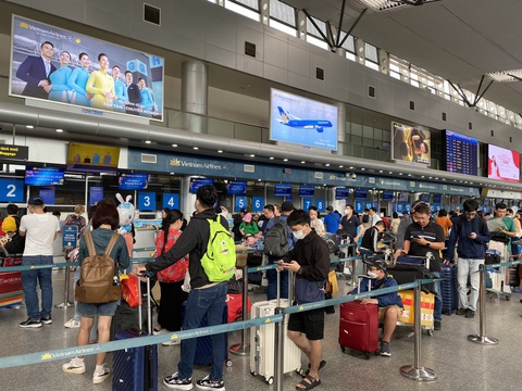 Cục Hàng không yêu cầu báo cáo việc vé máy bay Tết đắt, khó mua- Ảnh 1. Hành khách xếp hàng chờ làm thủ tục ở sân bay Đà Nẵng cho hành trình trở lại TP.HCM dịp sau Tết - Ảnh: M.CHI