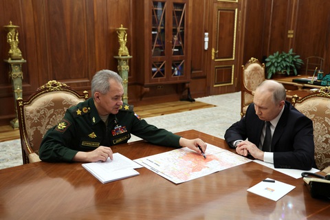 Tổng thống Nga Vladimir Putin (phải) lắng nghe Bộ trưởng Quốc phòng Sergei Shoigu trong cuộc gặp ở Matxcơva, Nga ngày 20-2 - Ảnh: REUTERS Tổng thống Nga Vladimir Putin (phải) lắng nghe Bộ trưởng Quốc phòng Sergei Shoigu trong cuộc gặp ở Matxcơva, Nga ngày 20-2 - Ảnh: REUTERS