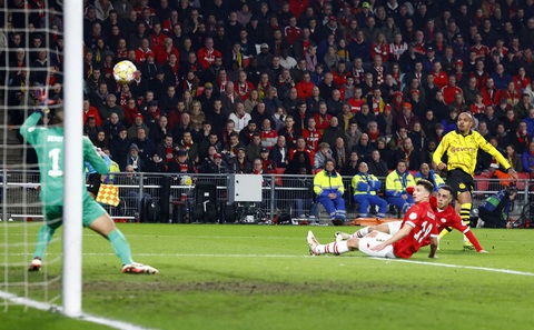 Inter Milan thắng sát nút Atletico- Ảnh 3. Malen (phải) ghi bàn mở tỉ số cho Dortmund - Ảnh: REUTERS