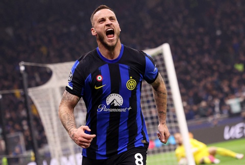 Inter Milan thắng sát nút Atletico- Ảnh 1. Arnautovic ăn mừng bàn thắng - Ảnh: REUTERS