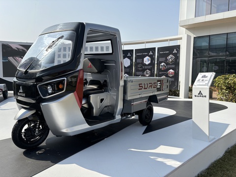 'Bán tải' lạ đa năng: Làm xe máy, xe tải, xe chở khách đều được- Ảnh 1. Do Surge Automobiles sản xuất ở Ấn Độ, đây có thể là mẫu xe mở ra phân khúc mới - Ảnh: Surge Automobiles