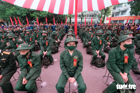 Còn 2 tháng là tốt nghiệp, học sinh vẫn phải đi nghĩa vụ quân sự- Ảnh 1. Những thanh niên thực hiện nghĩa vụ quân sự năm 2023 - Ảnh: NAM TRẦN