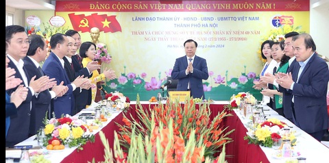 Bệnh viện Ung bướu Hà Nội muốn xây thêm cơ sở 2 khi mỗi năm thủ đô có 16.000 ca ung thư mới- Ảnh 1. Bí thư Hà Nội thăm, chúc mừng Sở Y tế Hà Nội dịp kỷ niệm Ngày Thầy thuốc Việt Nam - Ảnh: NGUYỄN THÀNH