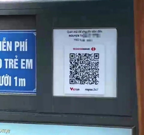 Số tài khoản ngân hàng cá nhân được dán lên tường khu vực bán vé nhận chuyển khoản của khách mua vé nếu không trả bằng tiền mặt - Ảnh: Cắt từ video T.T.D. Số tài khoản ngân hàng cá nhân được dán lên tường khu vực bán vé nhận chuyển khoản của khách mua vé nếu không trả bằng tiền mặt - Ảnh: Cắt từ video T.T.D.