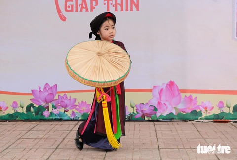 Hội Lim khai hội, liền chị nhí 5 tuổi hát quan họ gây sốt- Ảnh 1. "Liền chị" Khánh Ngọc, 5 tuổi, nhỏ xíu nhưng múa nón, hát quan họ thuần thục - Ảnh: ĐẬU DUNG