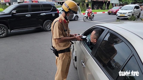 Nhiều bạn đọc ủng hộ 'cấm tuyệt đối nồng độ cồn với tài xế'- Ảnh 1. Cảnh sát giao thông TP.HCM kiểm tra nồng độ cồn người đi đường - Ảnh: MINH HÒA