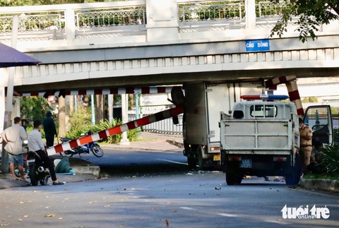 Xe tải tông sập khung giới hạn chiều cao, nằm kẹt dưới gầm cầu Bông- Ảnh 1. Hiện trường vụ xe tải tông sập khung giới hạn gầm cầu Bông (quận 1 - quận Bình Thạnh, TP.HCM) - Ảnh: TIẾN QUỐC
