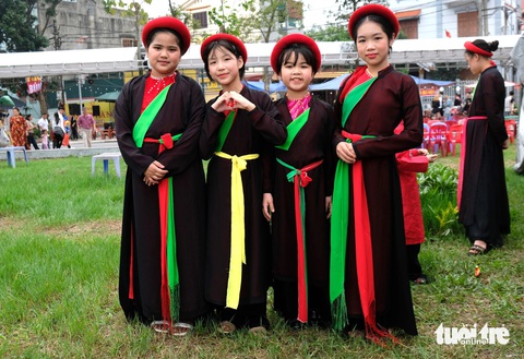 Bà Hoàn cho biết, các em rất thích hát quan họ. Thỉnh thoảng bà đề xuất, để bà dạy các cháu hát bài mới về trường về lớp nhưng các em bảo thích hát bài cổ hơn - Ảnh: ĐẬU DUNG Bà Hoàn cho biết các cháu rất thích hát quan họ. Thỉnh thoảng bà đề xuất, để bà dạy các cháu hát bài mới về trường về lớp nhưng các cháu bảo thích hát bài cổ hơn - Ảnh: ĐẬU DUNG