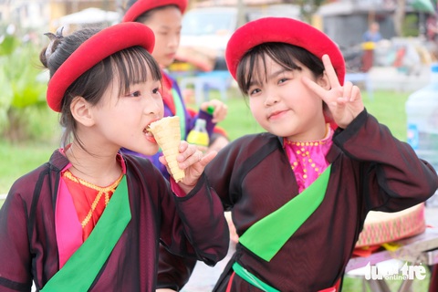 Hội Lim khai hội, liền chị nhí 5 tuổi hát quan họ gây sốt- Ảnh 7. Thấy hình ảnh này, một khách tham quan nói đùa: "Đang tuổi ăn tuổi lớn thì đi hát quan họ" - Ảnh: ĐẬU DUNG