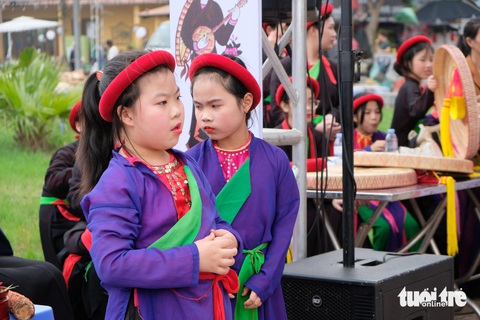 Hội Lim khai hội, liền chị nhí 5 tuổi hát quan họ gây sốt- Ảnh 6. Các liền anh liền chị trong Câu lạc bộ quan họ măng non Lộ Bao có tuổi từ 5 tới 15 tuổi - Ảnh: ĐẬU DUNG