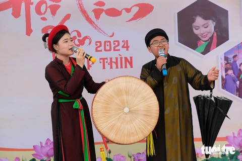 Hội Lim khai hội, liền chị nhí 5 tuổi hát quan họ gây sốt- Ảnh 5. Theo học hát quan họ từ bé, giờ là lúc giọng bắt đầu thắm - Ảnh: ĐẬU DUNG