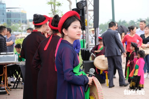 Hội Lim khai hội, liền chị nhí 5 tuổi hát quan họ gây sốt- Ảnh 9. Hình ảnh những cô gái vùng quan họ mặc áo tứ thân, đầu chít khăn mỏ quạ để nhớ để thương cho du khách - Ảnh: ĐẬU DUNG