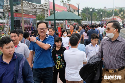 Hội Lim khai hội, liền chị nhí 5 tuổi hát quan họ gây sốt- Ảnh 10. Theo ghi nhận của phóng viên, ngày khai hội năm nay khách đến không đông bằng các năm trước. Một liền chị quan họ nói ngày mai chính hội mới đông - Ảnh: ĐẬU DUNG