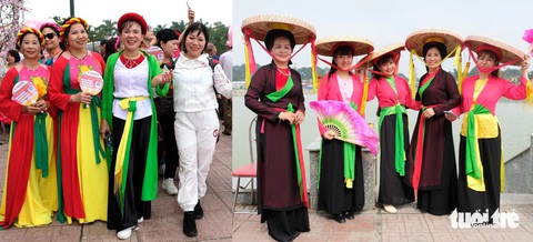 Hội Lim khai hội, liền chị nhí 5 tuổi hát quan họ gây sốt- Ảnh 12. Nhiều khách đi trẩy hội Lim thuê trang phục để hóa thành những liền chị, chụp ảnh lưu niệm cùng các nghệ nhân đất quan họ - Ảnh: ĐẬU DUNG