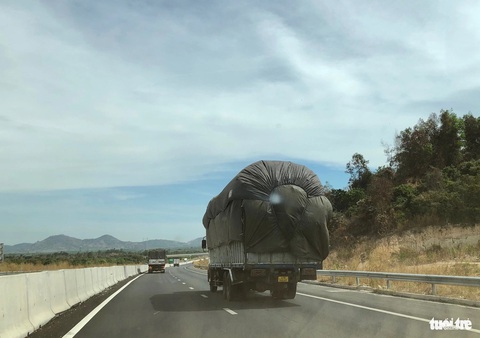 Hơn nửa triệu lượt xe chạy trên cao tốc Phan Thiết - Dầu Giây dịp Tết- Ảnh 4. Một chiếc xe tải nặng chạy trên cao tốc Phan Thiết - Dầu Giây - Ảnh: ĐỨC TRONG