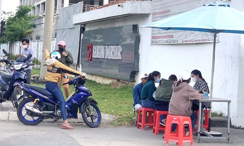 Nhiều doanh nghiệp tại Bình Dương đặt bàn tiếp nhận hồ sơ ngay tại cổng và đã có nhiều lao động tìm đến ứng tuyển - Ảnh: TUẤN DUY Nhiều doanh nghiệp tại Bình Dương đặt bàn tiếp nhận hồ sơ ngay tại cổng và đã có nhiều lao động tìm đến ứng tuyển - Ảnh: TUẤN DUY