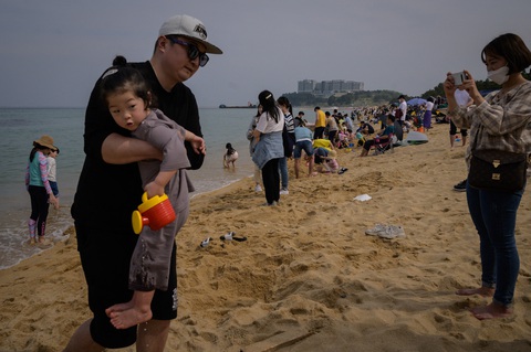 Các gia đình đưa con đi tắm biển ở Sokcho, Hàn Quốc - Ảnh: AFP Các gia đình đưa con đi tắm biển ở Sokcho, Hàn Quốc - Ảnh: AFP