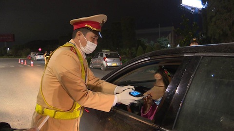 Bộ Công an: Cần cấm tuyệt đối nồng độ cồn với tài xế- Ảnh 1. Cảnh sát giao thông kiểm tra nồng độ cồn - Ảnh: Cục Cảnh sát giao thông