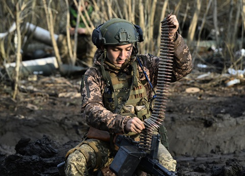 Cả Ukraine và Nga đều đối mặt với nguy cơ thiếu đạn dược - Ảnh: AFP Cả Ukraine và Nga đều đối mặt với nguy cơ thiếu đạn dược - Ảnh: AFP