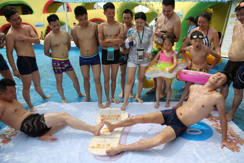 Các môn thể thao kỳ lạ: Marathon người và ngựa, bóng đá lửa, đấu vật bằng ngón chân - Ảnh: Yen.com.gh Môn thể thao kỳ lạ: Đấu vật bằng ngón chân - Ảnh: Yen.com.gh