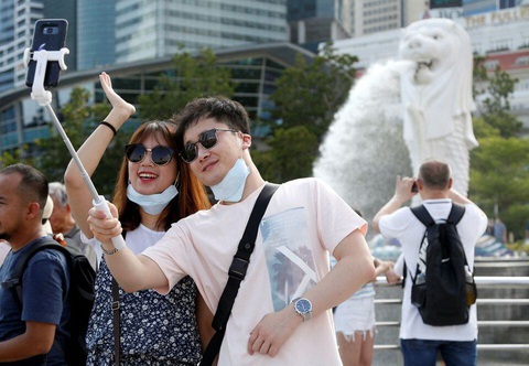 Miễn visa, Thái Lan và Singapore kéo hết du khách Trung Quốc- Ảnh 1. Du khách Trung Quốc tại Singapore - Ảnh minh họa: Reuters