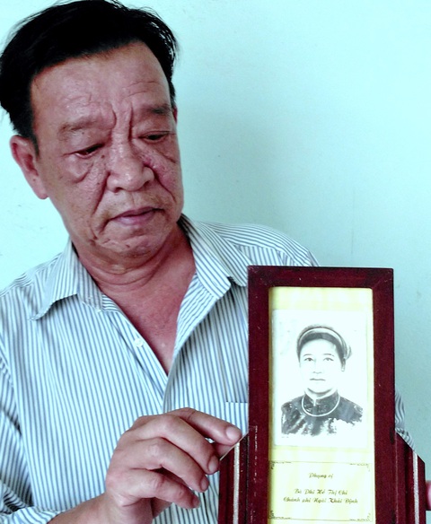 Bí ẩn vợ vua phải làm bánh bán dạo - Kỳ 3: Bà Ân Phi cắp thúng bánh đi bán dạo- Ảnh 7. Gần hai năm cuối đời, bà Ân Phi sống dựa vào thau bánh lọc bà làm đi bán dạo. Người cháu Lê Hòa sống cùng cho biết bà làm bánh đẹp nhưng không sạch. Trong ảnh là ông Lê Hòa bên ảnh thờ bà cô Ân Phi tại nhà riêng - Ảnh: THÁI LỘC