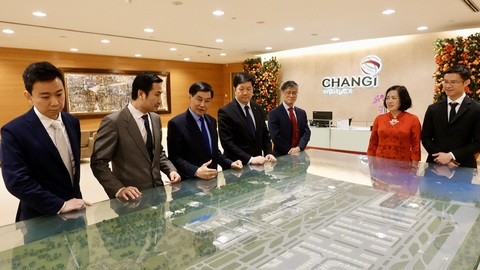 Sân bay Cam Ranh áp dụng mô hình vận hành như Changi ở Singapore- Ảnh 2. Ông Johnathan Hạnh Nguyễn - chủ tịch Tập đoàn Liên Thái Bình Dương (IPPG) (vị trí thứ 3 từ bên trái qua) cũng là chủ đầu tư tại nhà ga quốc tế Cam Ranh - đang trao đổi, chia sẻ mô hình vận hành sân bay Changi để áp dụng cho sân bay Cam Ranh - Ảnh: C.R