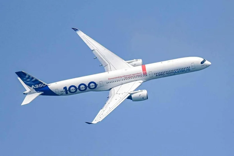 Một chiếc máy bay Airbus A350-1000 biểu diễn trong buổi xem trước Triển lãm hàng không Singapore ở Singapore vào Chủ nhật, ngày 18 tháng 2 năm 2024. Singapore đặt mục tiêu giảm lượng khí thải carbon bằng cách yêu cầu các hãng hàng không sử dụng nhiên liệu hàng không bền vững từ năm 2026. ẢNH AFP Một chiếc Airbus A350-1000 biểu diễn tổng duyệt trong khuôn khổ Triển lãm hàng không Singapore ở Singapore hôm 18-2-2024. Singapore đặt mục tiêu giảm lượng khí thải carbon bằng cách yêu cầu các hãng hàng không sử dụng nhiên liệu hàng không bền vững từ năm 2026 - Ảnh: AFP