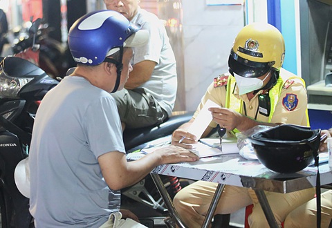 Lực lượng Cảnh sát giao thông TP.HCM kiểm tra nồng độ cồn - Ảnh: MINH HÒA Lực lượng Cảnh sát giao thông TP.HCM kiểm tra nồng độ cồn - Ảnh: MINH HÒA