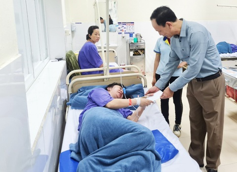 57 công nhân nhập viện nghi do ngộ độc khí- Ảnh 1. Lãnh đạo thị xã Quảng Yên, tỉnh Quảng Ninh thăm hỏi, động viên công nhân Công ty TNHH Vega Balls nghi bị ngộ độc khí do hỏng máy nén khí - Ảnh: THÙY DƯƠNG