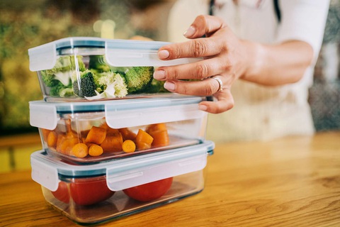 Hộp nhựa đựng thực phẩm dễ gây ung thư - Ảnh: EATING WELL Hộp nhựa đựng thực phẩm - Ảnh: EATING WELL