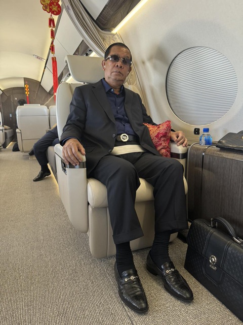 Ông Hun Sen bay sang Thái Lan thăm bạn thân Thaksin- Ảnh 2. Cựu thủ tướng Campuchia Hun Sen đăng ảnh ngồi trên máy bay đến Bangkok thăm người bạn thân là cựu thủ tướng Thái Lan Thaksin - Ảnh: FACEBOOK SAMDECH HUN SEN CAMBODIA