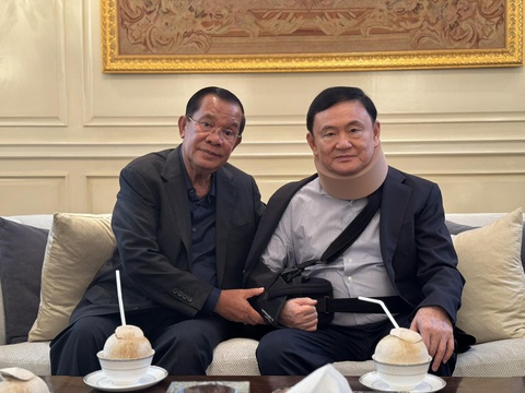 Ông Hun Sen bay sang Thái Lan thăm bạn thân Thaksin- Ảnh 1. Cựu thủ tướng Campuchia Hun Sen (bên trái) trò chuyện và chụp ảnh với cựu thủ tướng Thái Lan Thaksin Shinawatra tại nhà ông Thaksin sáng 21-2 - Ảnh: FACEBOOK SAMDECH HUN SEN CAMBODIA