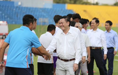 Bóng đá trẻ U19 Việt Nam đi tìm tiền đạo Đình Bắc mới- Ảnh 1. Phó chủ tịch VFF Trần Anh Tú bắt tay HLV Nguyễn Quốc Tuấn (U19 B.Bình Dương) sau lễ khai mạc - Ảnh: HOÀNG TUẤN