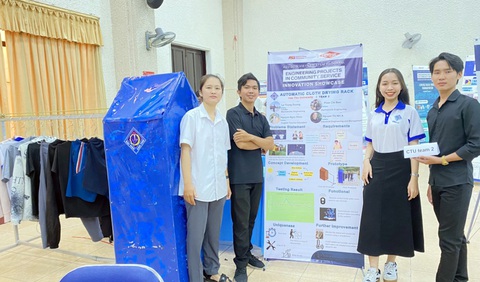 Nhóm sinh viên Trường Bách khoa, Trường đại học Cần Thơ và sản phẩm sào phơi quần áo tự động - Ảnh: NVCC Nhóm sinh viên Trường Bách khoa, Trường đại học Cần Thơ và sản phẩm sào phơi quần áo tự động - Ảnh: NVCC