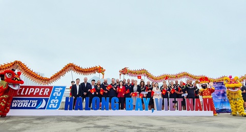 11 đội thuyền buồm vượt đại dương đến Hạ Long- Ảnh 1. Lãnh đạo tỉnh Quảng Ninh tổ chức đón và chào mừng các đội đua thuyền buồm vòng quanh thế giới (Clipper Race) mùa giải 2023-2024 lần đầu đến vịnh Hạ Long - Ảnh: T.THẮNG