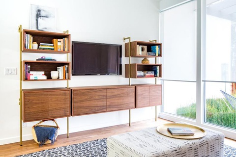 Kết hợp kệ âm tường giữa hệ thống tủ kệ nổi để chứa tivi - Ảnh: HGTV
