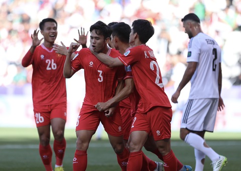 Tháng bận rộn của HLV Philippe Troussier- Ảnh 2. Người hâm mộ đang chờ đợi những hình ảnh mừng chiến thắng sẽ đến nhiều hơn với đội tuyển Việt Nam ở vòng loại World Cup 2026 - Ảnh: HOÀNG TUẤN