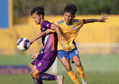 Bóng đá trẻ U19 Việt Nam đi tìm tiền đạo Đình Bắc mới- Ảnh 2. U19 B.Bình Dương (trái) và Đồng Tháp cạnh tranh quyết liệt trong trận khai mạc - Ảnh: HOÀNG TUẤN
