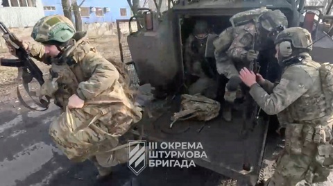 Tin tức thế giới 21-2: Ông Putin nói binh sĩ Ukraine tháo chạy hỗn loạn ở Avdiivka- Ảnh 2. Binh sĩ Ukraine rời khỏi xe quân sự tại một địa điểm ở Avdiivka. Ảnh chụp lại từ video clip công bố ngày 17-2 - Ảnh: REUTERS