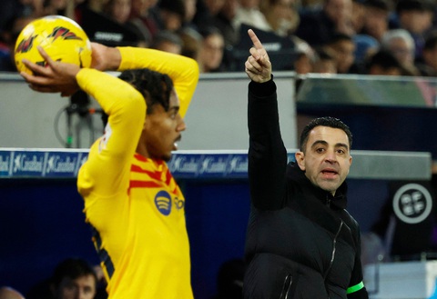 Napoli đấu Barca: Nỗ lực cứu vãn mùa giải- Ảnh 2. Sự thẳng thắn giúp HLV Xavi (phải) mang lại tinh thần chiến đấu cho các cầu thủ Barca - Ảnh: REUTERS