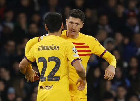 Lewandowski và Osimhen ghi bàn, Barca và Napoli cầm chân nhau- Ảnh 1. Niềm vui của các cầu thủ Barca sau khi Lewandowski ghi bàn thắng mở tỉ số trận đấu - Ảnh: REUTERS