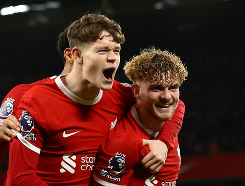 Tin tức thể thao sáng 22-2: Liverpool thắng đậm Luton- Ảnh 1. Niềm vui của các cầu thủ Liverpool sau khi ghi bàn vào lưới Luton - Ảnh: REUTERS